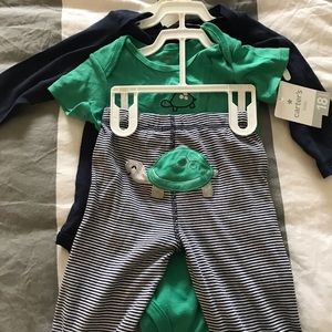 NWT!Carter’s 3 piece onesie set